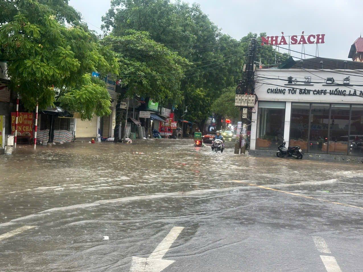 Lùm xùm Vinhomes Smart City bơm thoát nước ra nhà dân, ban quản lý nói gì?- Ảnh 2. Lùm xùm Vinhomes Smart City bơm thoát nước ra nhà dân, ban quản lý nói gì?- Ảnh 2.