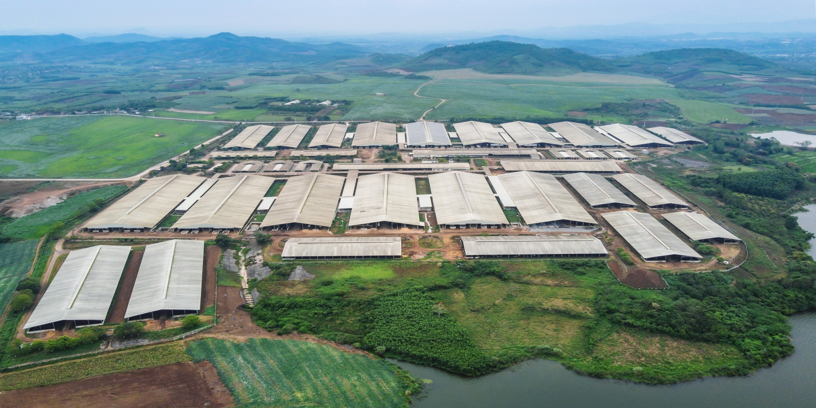 Trước Luật quy định xây trang trại cách nhà dân 200m, DN đã xây cách 270m, nhưng nay Luật tăng lên 400m, DN hỏi thì bộ ban ngành nói phải làm đúng Luật- Ảnh 1. Trước Luật quy định xây trang trại cách nhà dân 200m, DN đã xây cách 270m, nhưng nay Luật tăng lên 400m, DN hỏi thì bộ ban ngành nói phải làm đúng Luật- Ảnh 1.