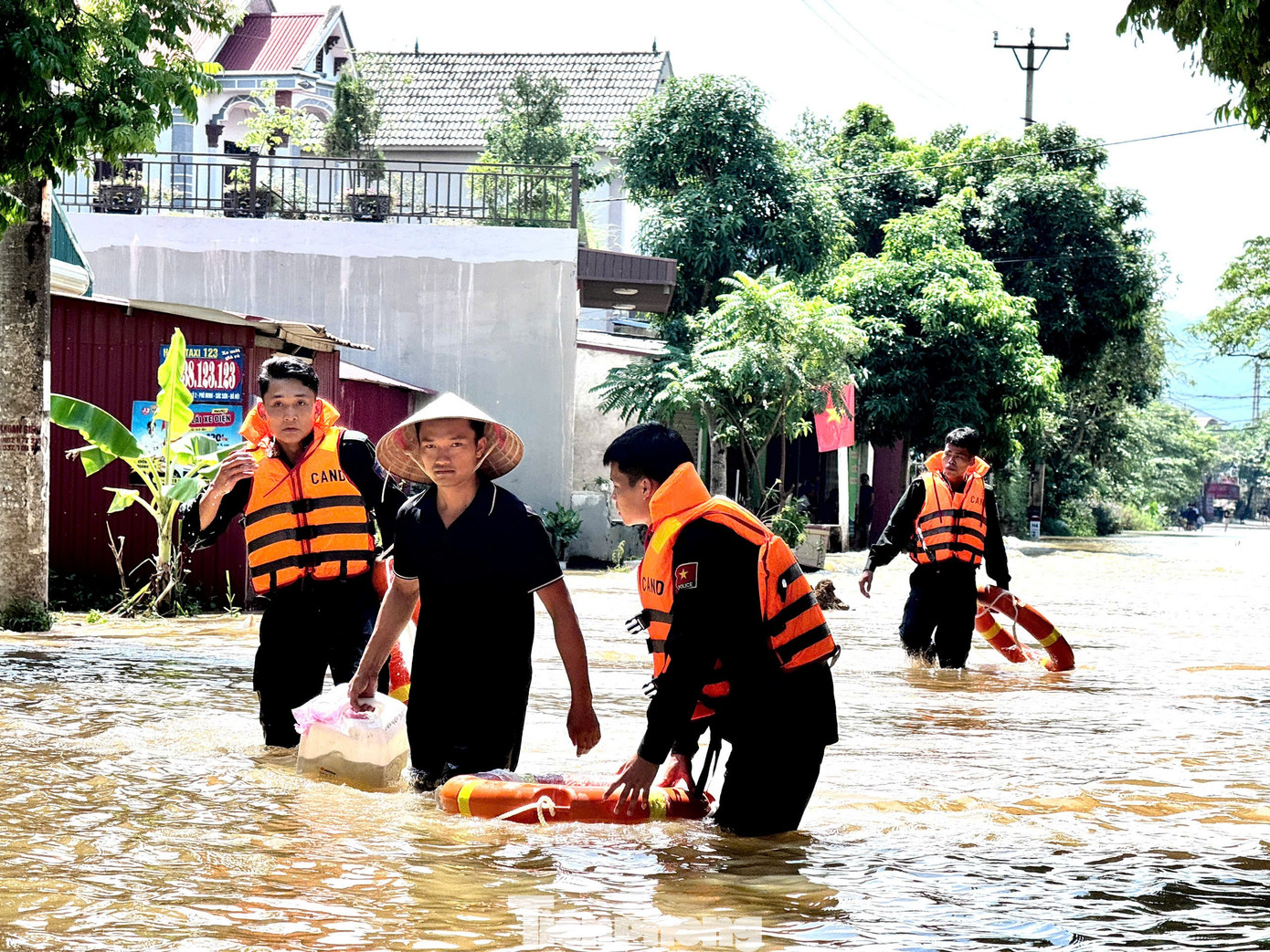 Sông Cà Lồ 'nuốt chửng' nhiều xã, hàng nghìn hộ dân ở Hà Nội bị cô lập- Ảnh 16. Sông Cà Lồ 'nuốt chửng' nhiều xã, hàng nghìn hộ dân ở Hà Nội bị cô lập- Ảnh 16.