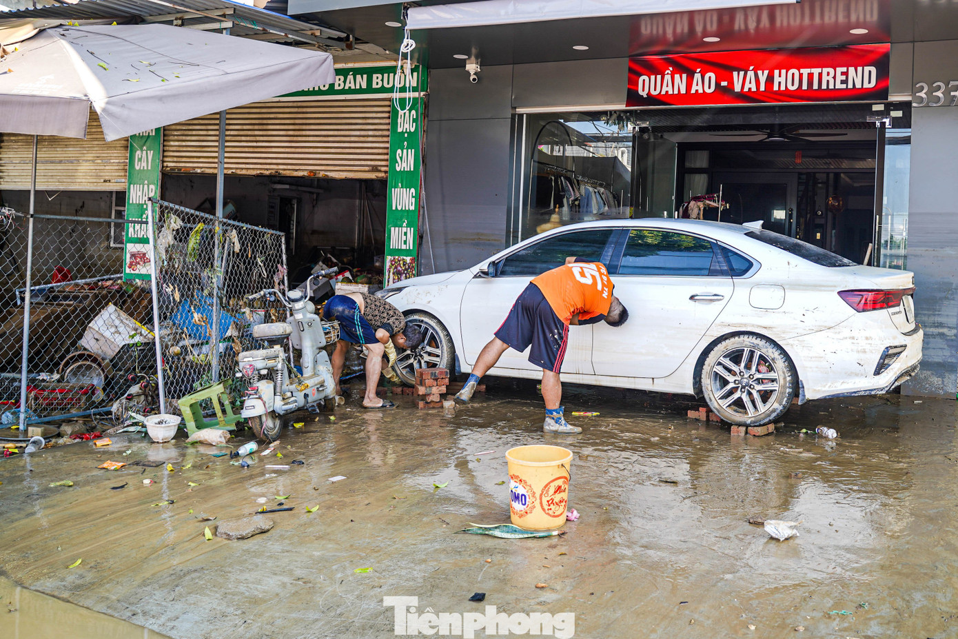 Ô tô nằm la liệt giữa bùn lũ ở Thái Nguyên- Ảnh 14. Ô tô nằm la liệt giữa bùn lũ ở Thái Nguyên- Ảnh 14.