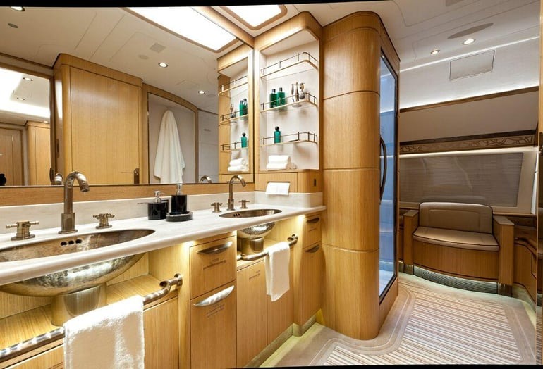 Doanh nhân Ả Rập đặt mua chiếc máy bay riêng lớn nhất thế giới, biến nó thành 'cung điện bay' cho 80 người - nhưng chưa kịp đặt chân lên đã phá sản- Ảnh 6. Doanh nhân Ả Rập đặt mua chiếc máy bay riêng lớn nhất thế giới, biến nó thành 'cung điện bay' cho 80 người - nhưng chưa kịp đặt chân lên đã phá sản- Ảnh 6.