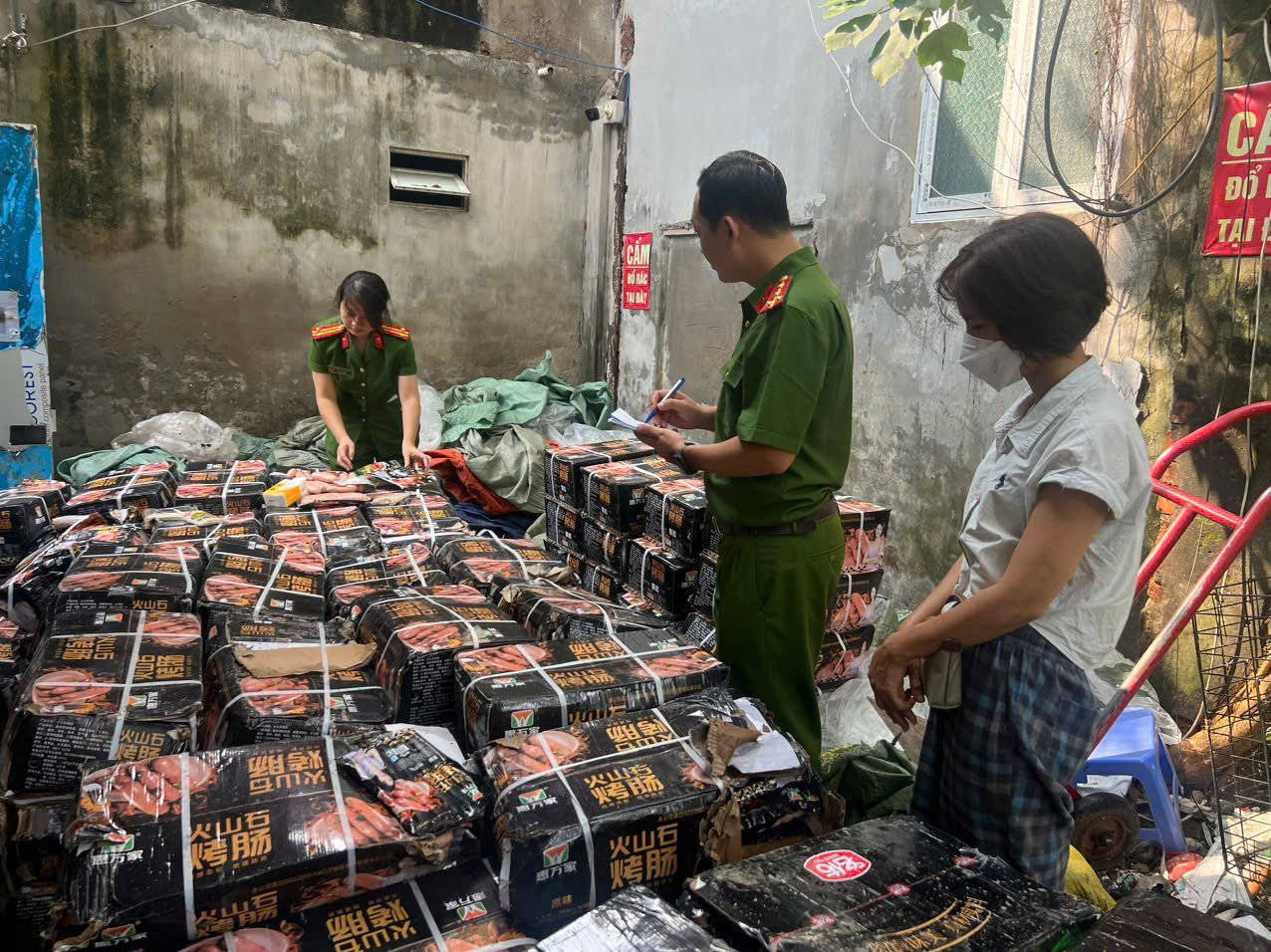 Phát hiện gần 1,7 tấn xúc xích không rõ nguồn gốc ở Hà Nội- Ảnh 1. Phát hiện gần 1,7 tấn xúc xích không rõ nguồn gốc ở Hà Nội- Ảnh 1.