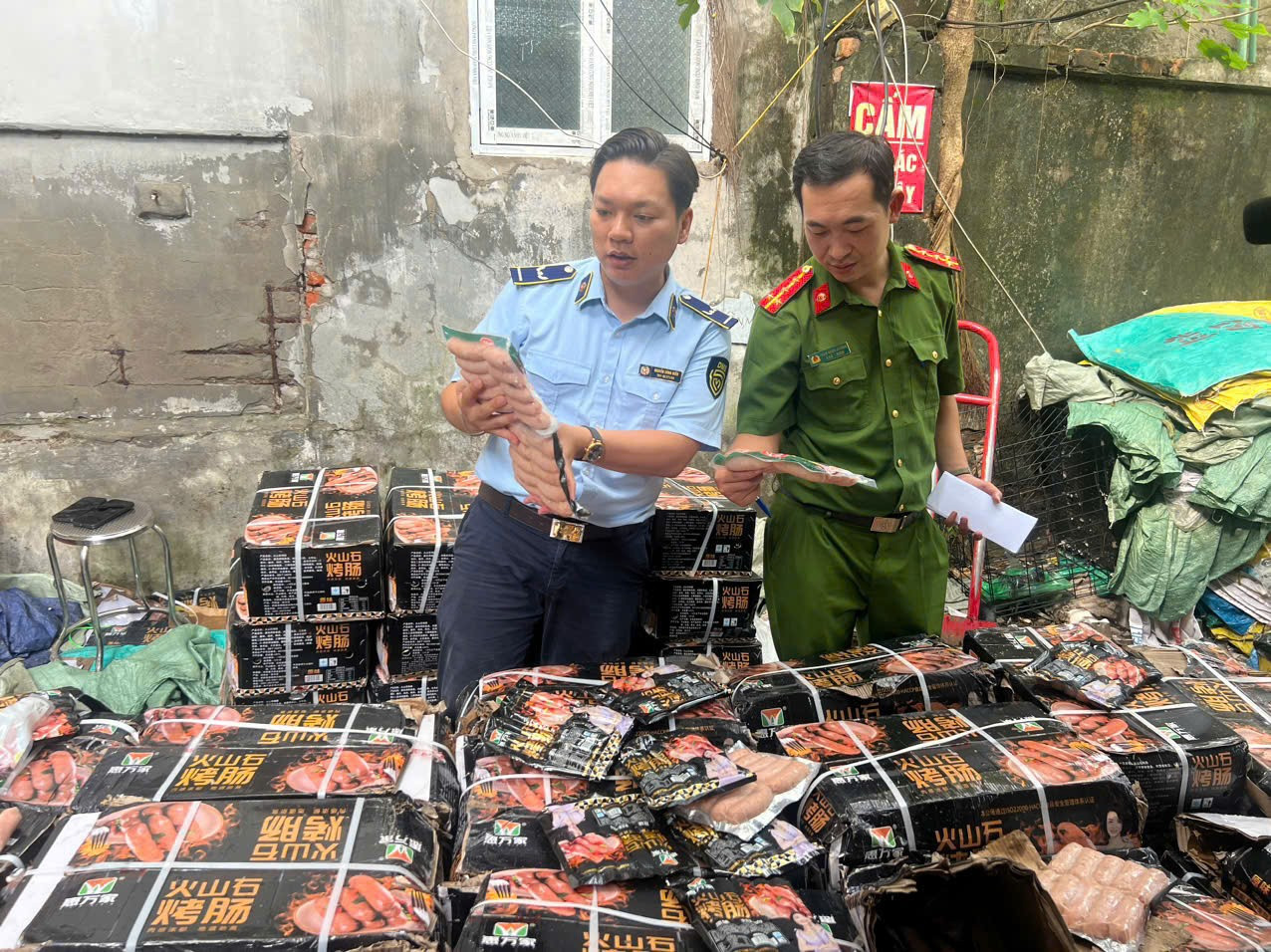 Phát hiện gần 1,7 tấn xúc xích không rõ nguồn gốc ở Hà Nội- Ảnh 2. Phát hiện gần 1,7 tấn xúc xích không rõ nguồn gốc ở Hà Nội- Ảnh 2.