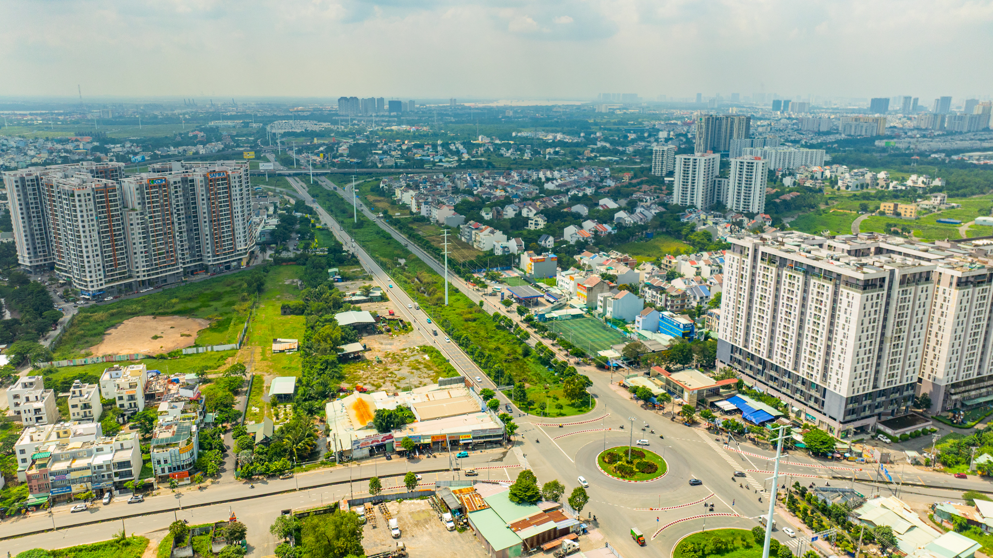 TP.HCM: Đoạn đường dài 8 km nhưng có hơn 10.000 căn hộ chung cư, nối cảng lớn nhất với sân bay rộng nhất Việt Nam- Ảnh 2.