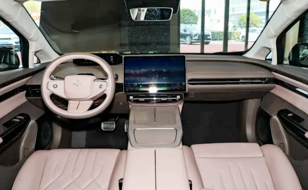 Một đối thủ của Toyota Camry vừa trình làng: Giá khởi điểm hơn 500 triệu đồng, 1 lần sạc đi 630 km- Ảnh 3. Một đối thủ của Toyota Camry vừa trình làng: Giá khởi điểm hơn 500 triệu đồng, 1 lần sạc đi 630 km- Ảnh 3.