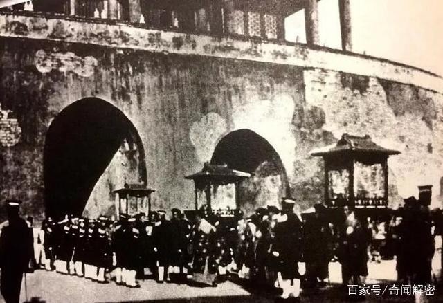 Hé lộ loạt ảnh hiếm chưa từng thấy chụp đám cưới Phổ Nghi - hoàng đế cuối cùng của Trung Quốc- Ảnh 5. Hé lộ loạt ảnh hiếm chưa từng thấy chụp đám cưới Phổ Nghi - hoàng đế cuối cùng của Trung Quốc- Ảnh 5.