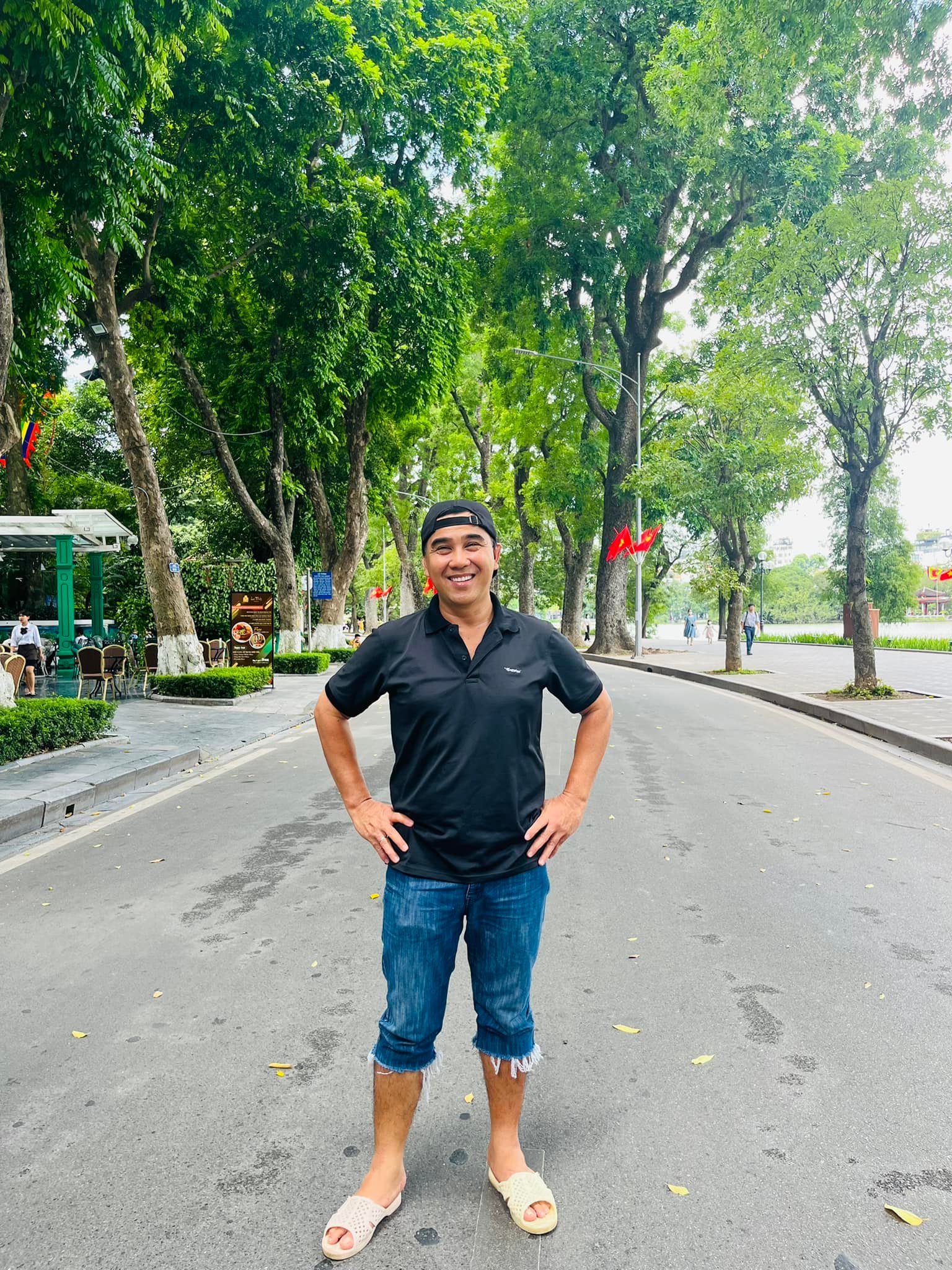 Phó chủ tịch Hội điện ảnh đóng Đồng Tiền Xương Máu: Ở biệt thự triệu đô 500m2, hai cô con gái như tiên tử- Ảnh 10. Phó chủ tịch Hội điện ảnh đóng Đồng Tiền Xương Máu: Ở biệt thự triệu đô 500m2, hai cô con gái như tiên tử- Ảnh 10.