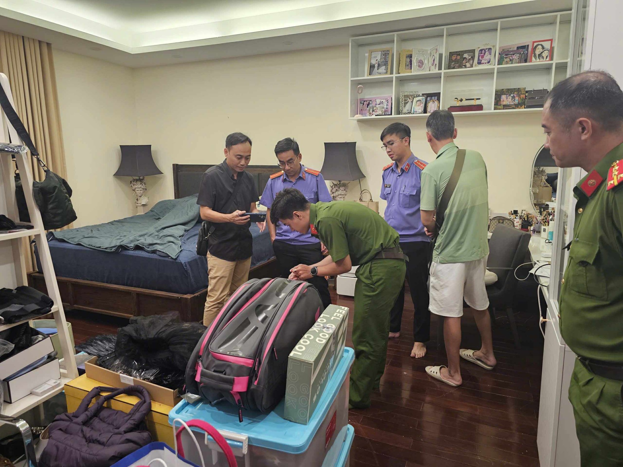 1 tháng, 4 vụ án, 98 sổ đỏ, 2 két sắt và hàng loạt con số chấn động- Ảnh 11. 1 tháng, 4 vụ án, 98 sổ đỏ, 2 két sắt và hàng loạt con số chấn động- Ảnh 11.