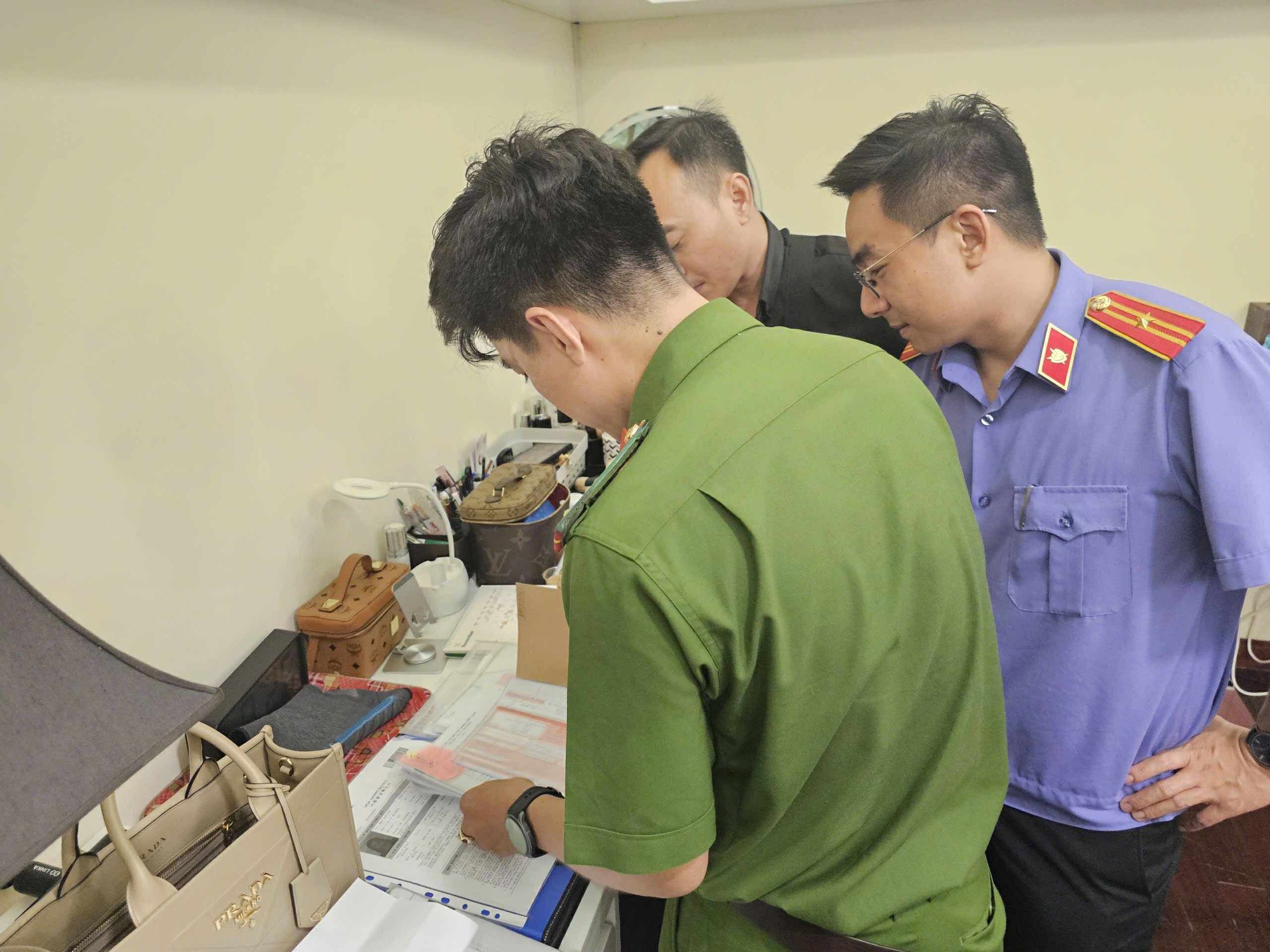 Công an khám xét villa, mở khoá két sắt của Trương Ngọc Ánh- Ảnh 4. Công an khám xét villa, mở khoá két sắt của Trương Ngọc Ánh- Ảnh 4.