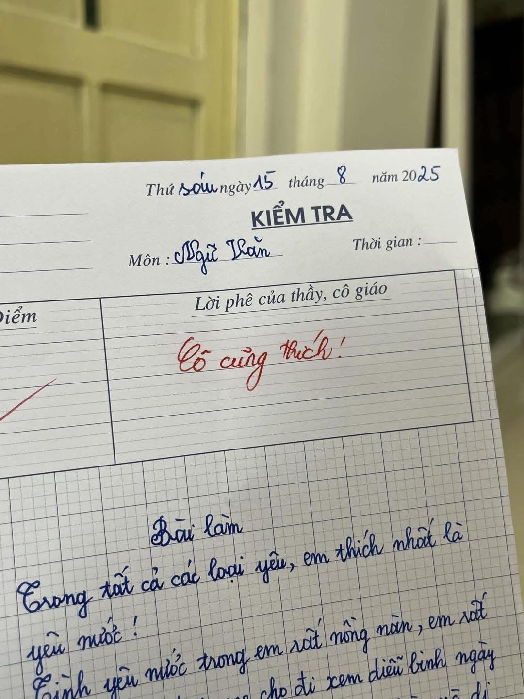 Học sinh viết văn "Trong tất cả những loại YÊU, em yêu nhất là..." - Cô giáo khen hết lời: "Cô cũng thế"- Ảnh 1. Học sinh viết văn "Trong tất cả những loại YÊU, em yêu nhất là..." - Cô giáo khen hết lời: "Cô cũng thế"- Ảnh 1.