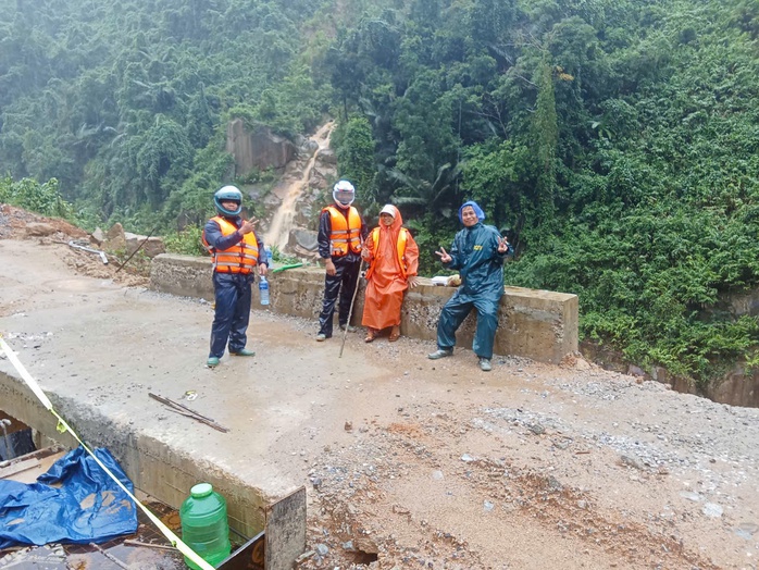 Hồi hộp cảnh nữ giáo viên mang thai sắp sinh ở Đà Nẵng vượt lũ dữ đến cơ sở y tế- Ảnh 9. Hồi hộp cảnh nữ giáo viên mang thai sắp sinh ở Đà Nẵng vượt lũ dữ đến cơ sở y tế- Ảnh 9.