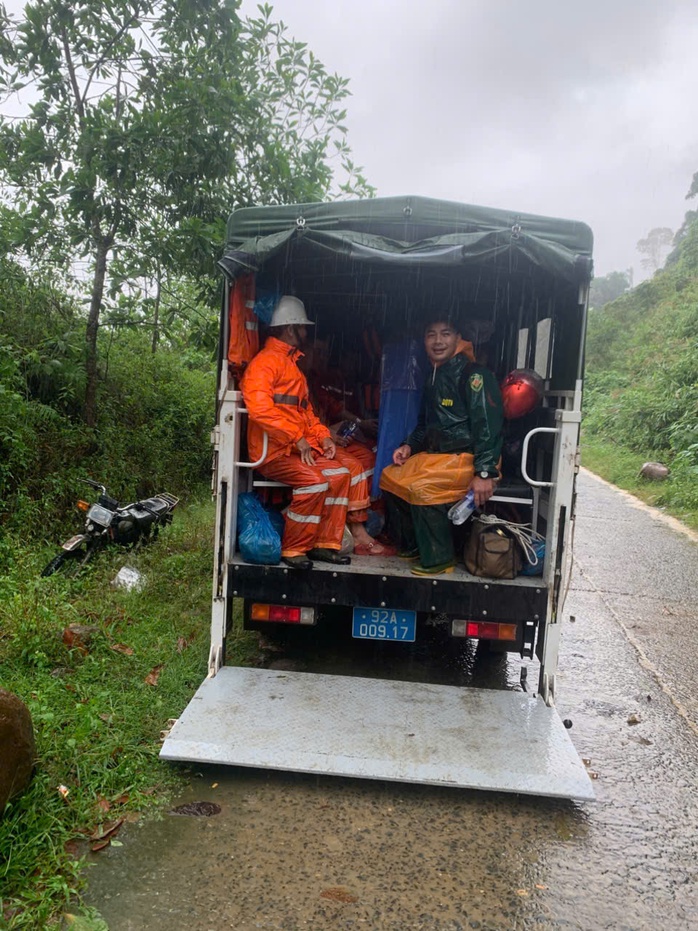 Hồi hộp cảnh nữ giáo viên mang thai sắp sinh ở Đà Nẵng vượt lũ dữ đến cơ sở y tế- Ảnh 15. Hồi hộp cảnh nữ giáo viên mang thai sắp sinh ở Đà Nẵng vượt lũ dữ đến cơ sở y tế- Ảnh 15.