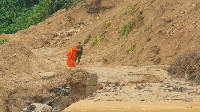 Hồi hộp cảnh nữ giáo viên mang thai sắp sinh ở Đà Nẵng vượt lũ dữ đến cơ sở y tế- Ảnh 10. Hồi hộp cảnh nữ giáo viên mang thai sắp sinh ở Đà Nẵng vượt lũ dữ đến cơ sở y tế- Ảnh 10.