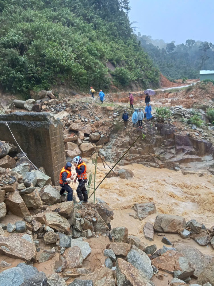 Hồi hộp cảnh nữ giáo viên mang thai sắp sinh ở Đà Nẵng vượt lũ dữ đến cơ sở y tế- Ảnh 5. Hồi hộp cảnh nữ giáo viên mang thai sắp sinh ở Đà Nẵng vượt lũ dữ đến cơ sở y tế- Ảnh 5.