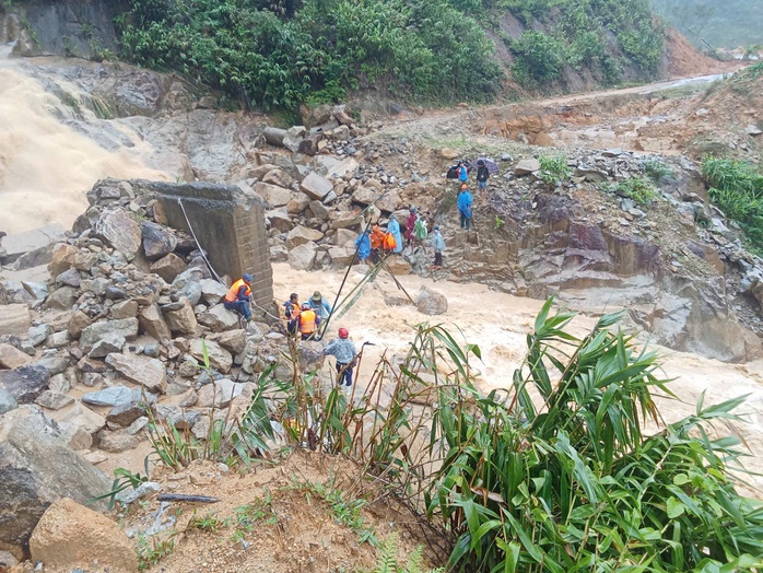 Hồi hộp cảnh nữ giáo viên mang thai sắp sinh ở Đà Nẵng vượt lũ dữ đến cơ sở y tế- Ảnh 4. Hồi hộp cảnh nữ giáo viên mang thai sắp sinh ở Đà Nẵng vượt lũ dữ đến cơ sở y tế- Ảnh 4.