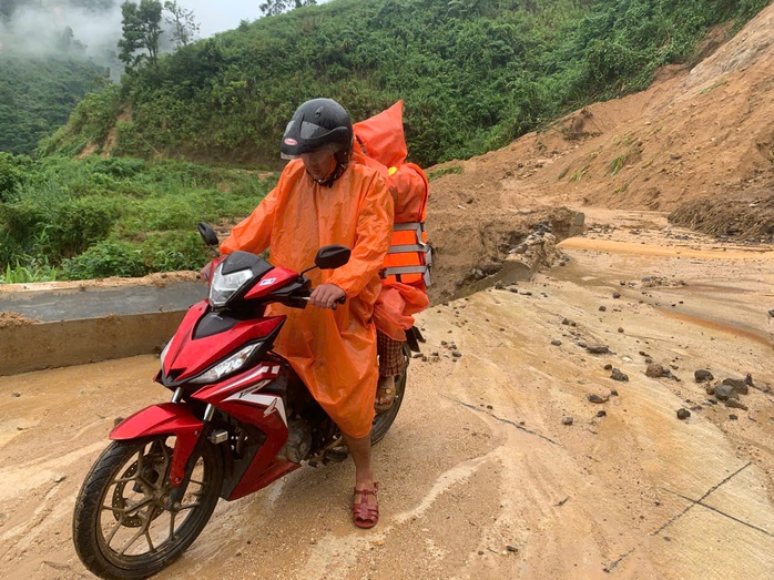 Hồi hộp cảnh nữ giáo viên mang thai sắp sinh ở Đà Nẵng vượt lũ dữ đến cơ sở y tế- Ảnh 12. Hồi hộp cảnh nữ giáo viên mang thai sắp sinh ở Đà Nẵng vượt lũ dữ đến cơ sở y tế- Ảnh 12.