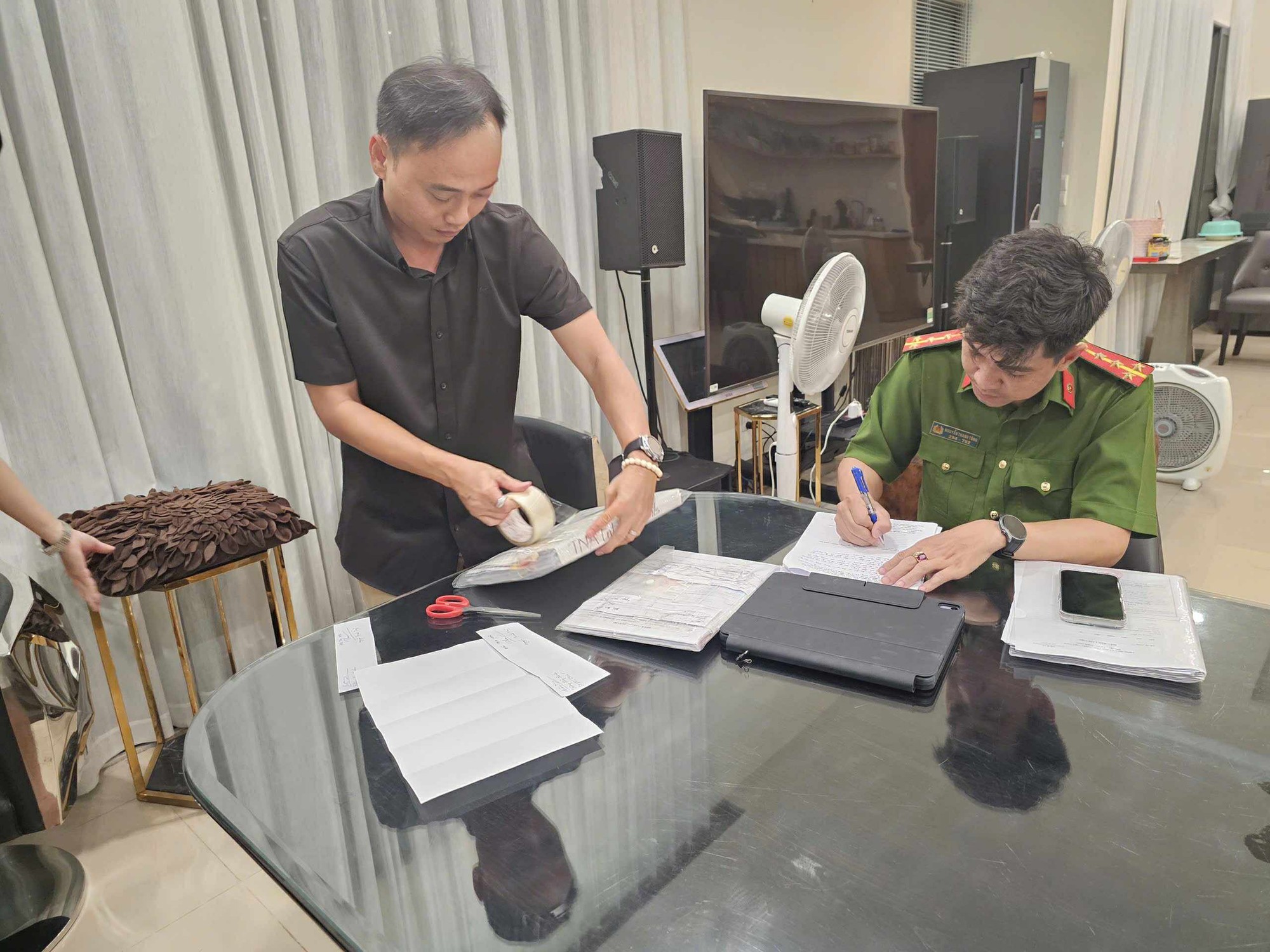 Công an khám xét villa, mở khoá két sắt của Trương Ngọc Ánh- Ảnh 5. Công an khám xét villa, mở khoá két sắt của Trương Ngọc Ánh- Ảnh 5.