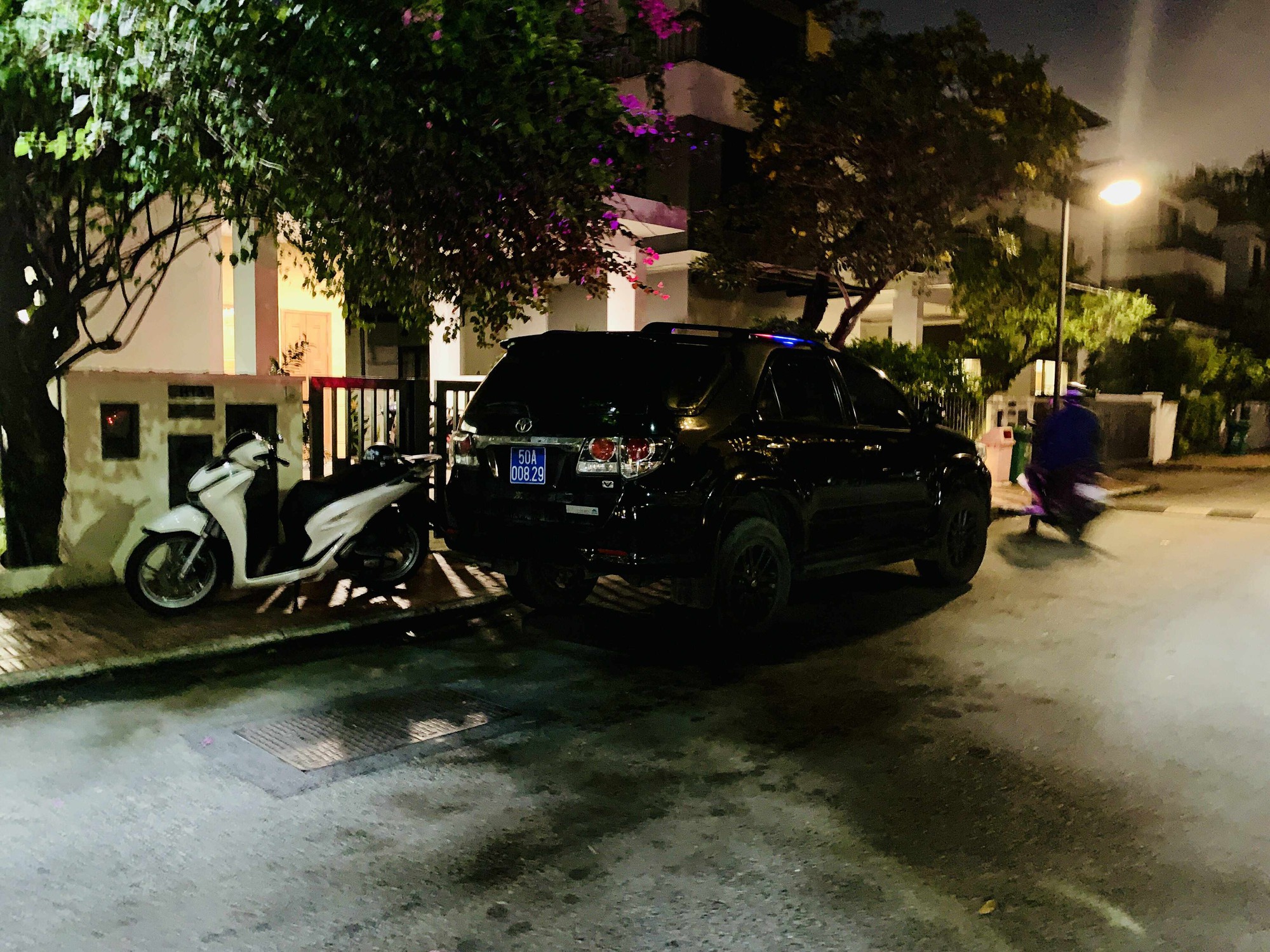 Công an khám xét villa, mở khoá két sắt của Trương Ngọc Ánh- Ảnh 1. Công an khám xét villa, mở khoá két sắt của Trương Ngọc Ánh- Ảnh 1.