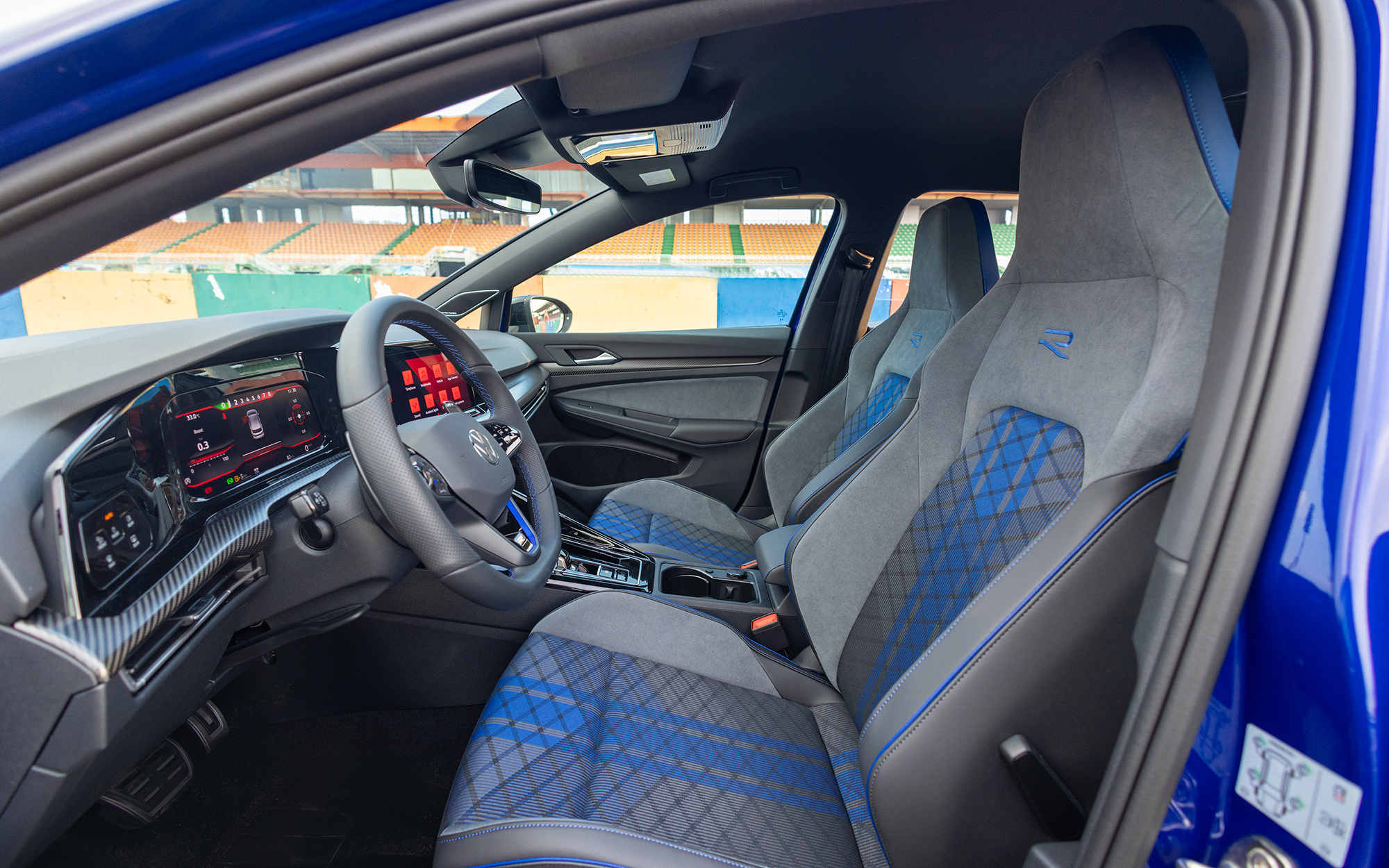 8 xe ra mắt Việt Nam tháng 10/2025: Rẻ nhất 520 triệu đồng, đắt nhất hơn 13 tỷ đồng, từ sedan đến SUV, đủ động cơ xăng điện và hybrid- Ảnh 23.