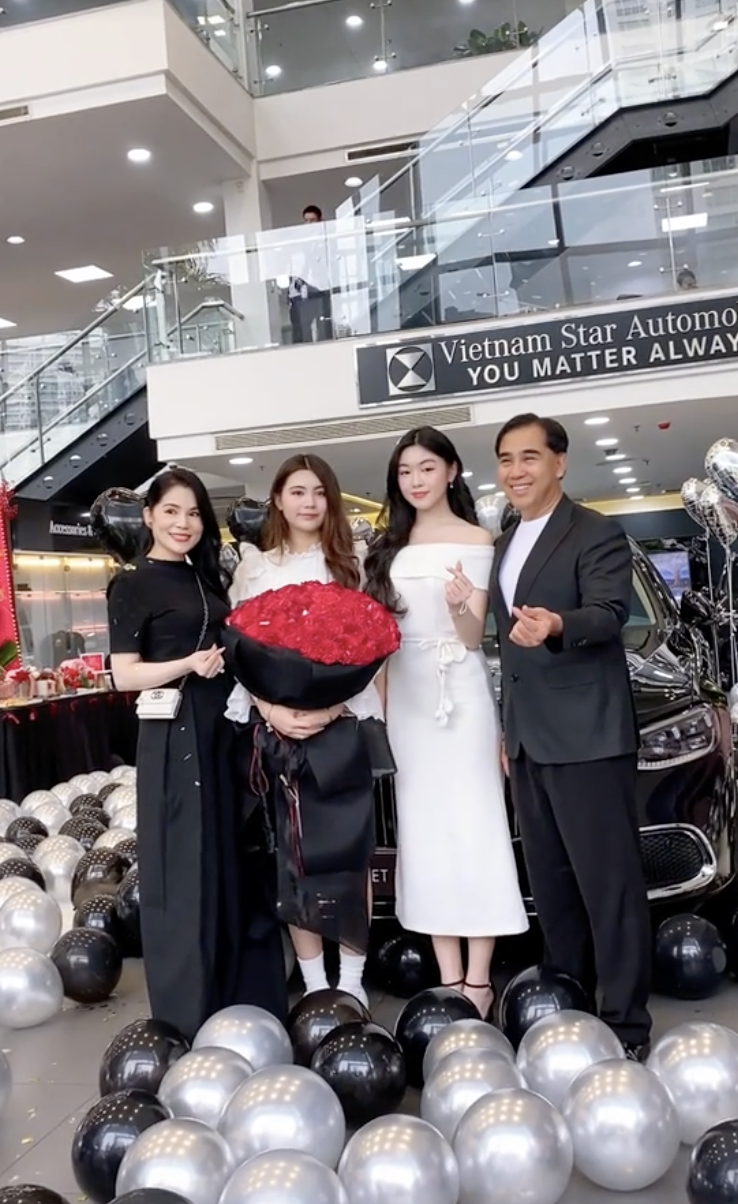 Phó chủ tịch Hội điện ảnh đóng Đồng Tiền Xương Máu: Ở biệt thự triệu đô 500m2, hai cô con gái như tiên tử- Ảnh 18. Phó chủ tịch Hội điện ảnh đóng Đồng Tiền Xương Máu: Ở biệt thự triệu đô 500m2, hai cô con gái như tiên tử- Ảnh 18.