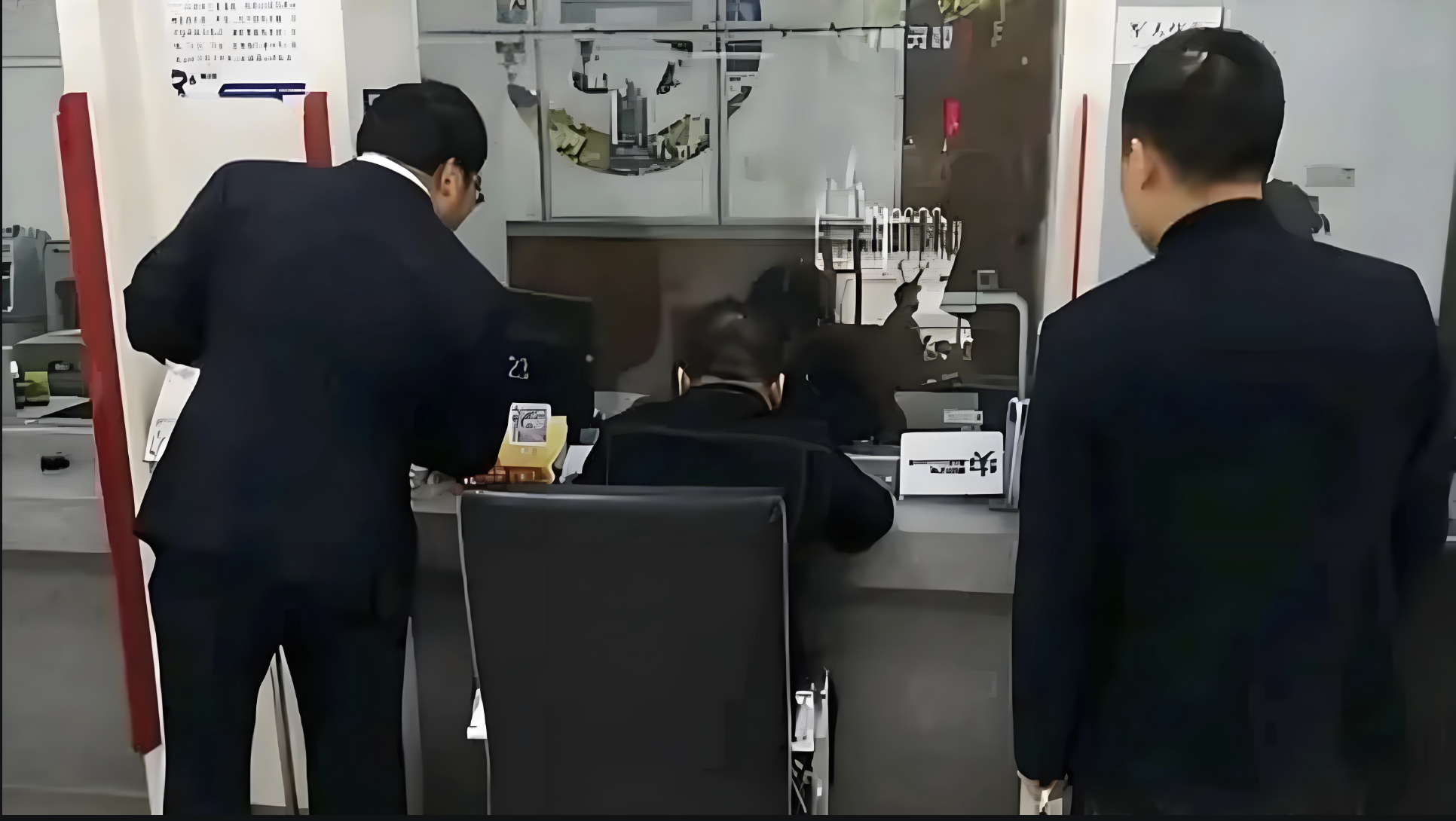 Vừa nhận 400 tỷ đồng đền bù đất, tài khoản của người đàn ông bị trừ sạch còn 0 đồng, giám đốc ngân hàng tuyên bố: "Tôi chỉ muốn tốt cho anh"- Ảnh 2. Vừa nhận 400 tỷ đồng đền bù đất, tài khoản của người đàn ông bị trừ sạch còn 0 đồng, giám đốc ngân hàng tuyên bố: "Tôi chỉ muốn tốt cho anh"- Ảnh 2.