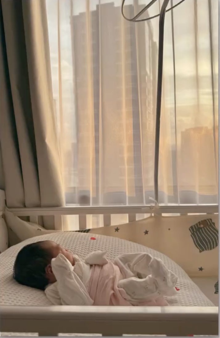 Á hậu Việt và "tổng tài" đẹp nhất nhì Vbiz đã bí mật đón con đầu lòng- Ảnh 3. Á hậu Việt và "tổng tài" đẹp nhất nhì Vbiz đã bí mật đón con đầu lòng- Ảnh 3.