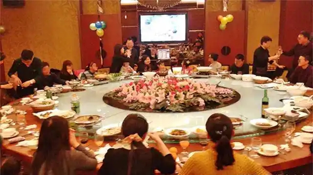 Đi họp lớp tự bỏ hơn 1 triệu bù hoá đơn: Về phòng, tôi chết sững trước 3 câu nói của bạn cũ, âm thầm rời nhóm chat- Ảnh 2.