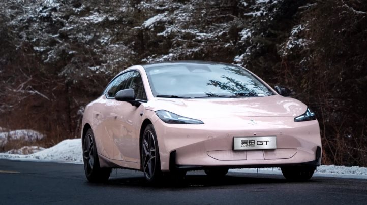 Một đối thủ của Toyota Camry vừa trình làng: Giá khởi điểm hơn 500 triệu đồng, 1 lần sạc đi 630 km- Ảnh 2. Một đối thủ của Toyota Camry vừa trình làng: Giá khởi điểm hơn 500 triệu đồng, 1 lần sạc đi 630 km- Ảnh 2.