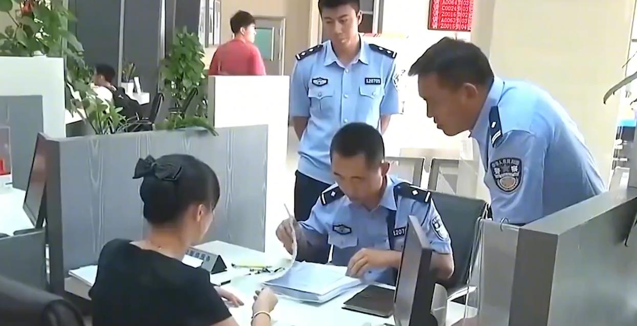 Vừa nhận 400 tỷ đồng đền bù đất, tài khoản của người đàn ông bị trừ sạch còn 0 đồng, giám đốc ngân hàng tuyên bố: "Tôi chỉ muốn tốt cho anh"- Ảnh 3. Vừa nhận 400 tỷ đồng đền bù đất, tài khoản của người đàn ông bị trừ sạch còn 0 đồng, giám đốc ngân hàng tuyên bố: "Tôi chỉ muốn tốt cho anh"- Ảnh 3.