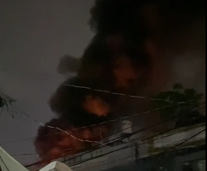 Ngọn lửa trùm kho phế liệu trong khu dân cư, người dân hoảng loạn tháo chạy- Ảnh 1. Ngọn lửa trùm kho phế liệu trong khu dân cư, người dân hoảng loạn tháo chạy- Ảnh 1.