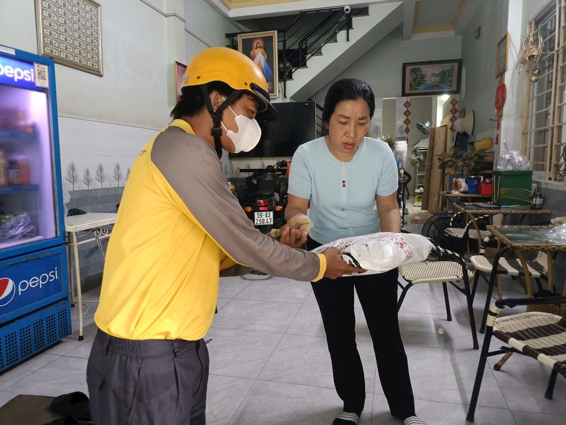 Sau khi được yêu cầu chuyển khoản 41K cho shipper, tài khoản của vị khách ở TP.HCM bị trừ 100 triệu đồng: Công ty chuyển phát nhanh lập tức mời lên làm việc- Ảnh 1. Sau khi được yêu cầu chuyển khoản 41K cho shipper, tài khoản của vị khách ở TP.HCM bị trừ 100 triệu đồng: Công ty chuyển phát nhanh lập tức mời lên làm việc- Ảnh 1.