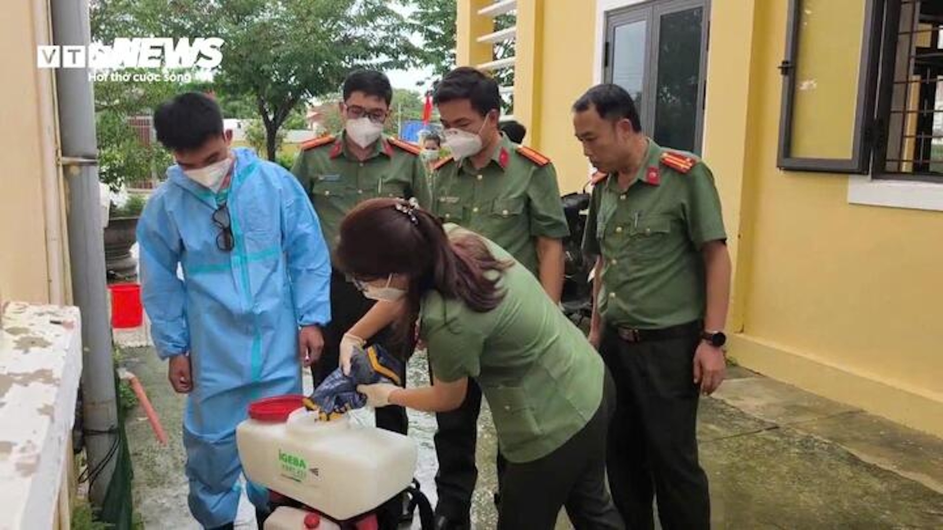 Hơn 8.000 người dọn 'núi bùn' bủa vây TP Huế sau trận 'đại hồng thuỷ'- Ảnh 7. Hơn 8.000 người dọn 'núi bùn' bủa vây TP Huế sau trận 'đại hồng thuỷ'- Ảnh 7.