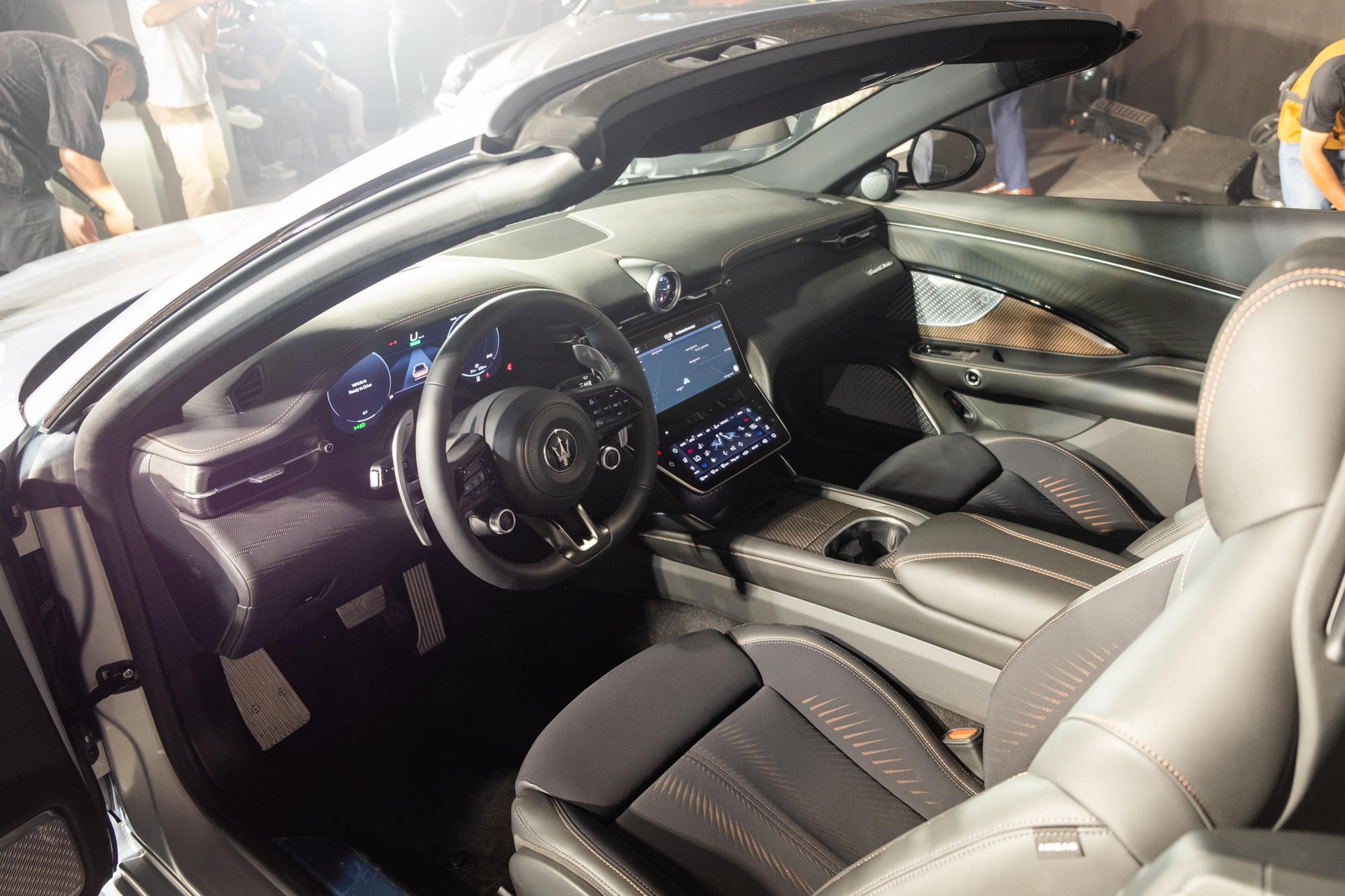 8 xe ra mắt Việt Nam tháng 10/2025: Rẻ nhất 520 triệu đồng, đắt nhất hơn 13 tỷ đồng, từ sedan đến SUV, đủ động cơ xăng điện và hybrid- Ảnh 27.