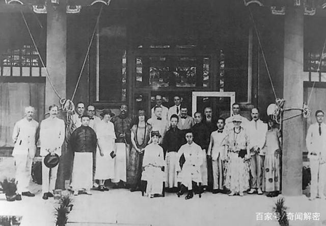 Hé lộ loạt ảnh hiếm chưa từng thấy chụp đám cưới Phổ Nghi - hoàng đế cuối cùng của Trung Quốc- Ảnh 11. Hé lộ loạt ảnh hiếm chưa từng thấy chụp đám cưới Phổ Nghi - hoàng đế cuối cùng của Trung Quốc- Ảnh 11.