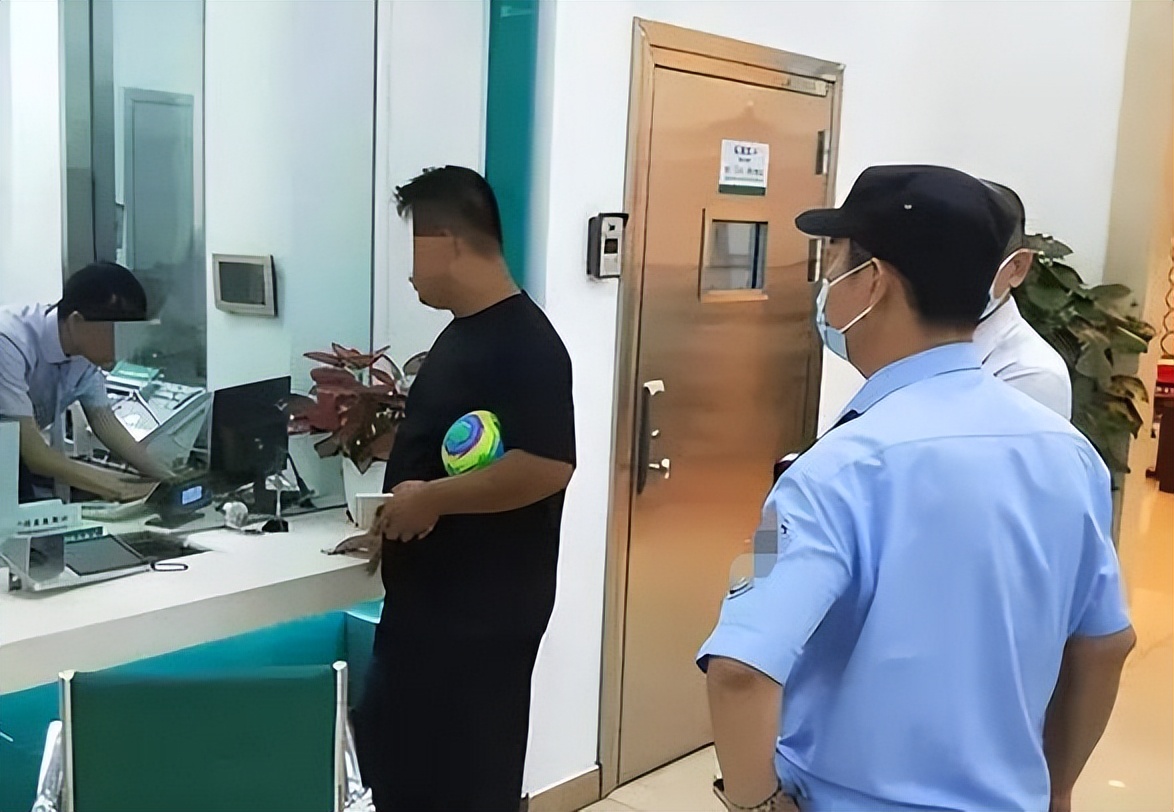 Vừa nhận 400 tỷ đồng đền bù đất, tài khoản của người đàn ông bị trừ sạch còn 0 đồng, giám đốc ngân hàng tuyên bố: "Tôi chỉ muốn tốt cho anh"- Ảnh 1. Vừa nhận 400 tỷ đồng đền bù đất, tài khoản của người đàn ông bị trừ sạch còn 0 đồng, giám đốc ngân hàng tuyên bố: "Tôi chỉ muốn tốt cho anh"- Ảnh 1.