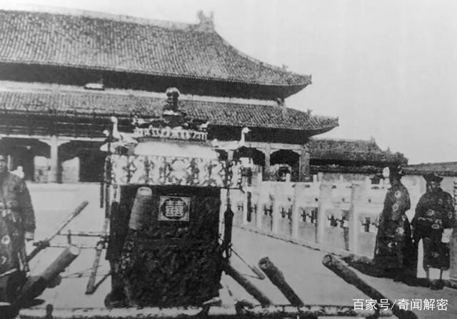 Hé lộ loạt ảnh hiếm chưa từng thấy chụp đám cưới Phổ Nghi - hoàng đế cuối cùng của Trung Quốc- Ảnh 4. Hé lộ loạt ảnh hiếm chưa từng thấy chụp đám cưới Phổ Nghi - hoàng đế cuối cùng của Trung Quốc- Ảnh 4.