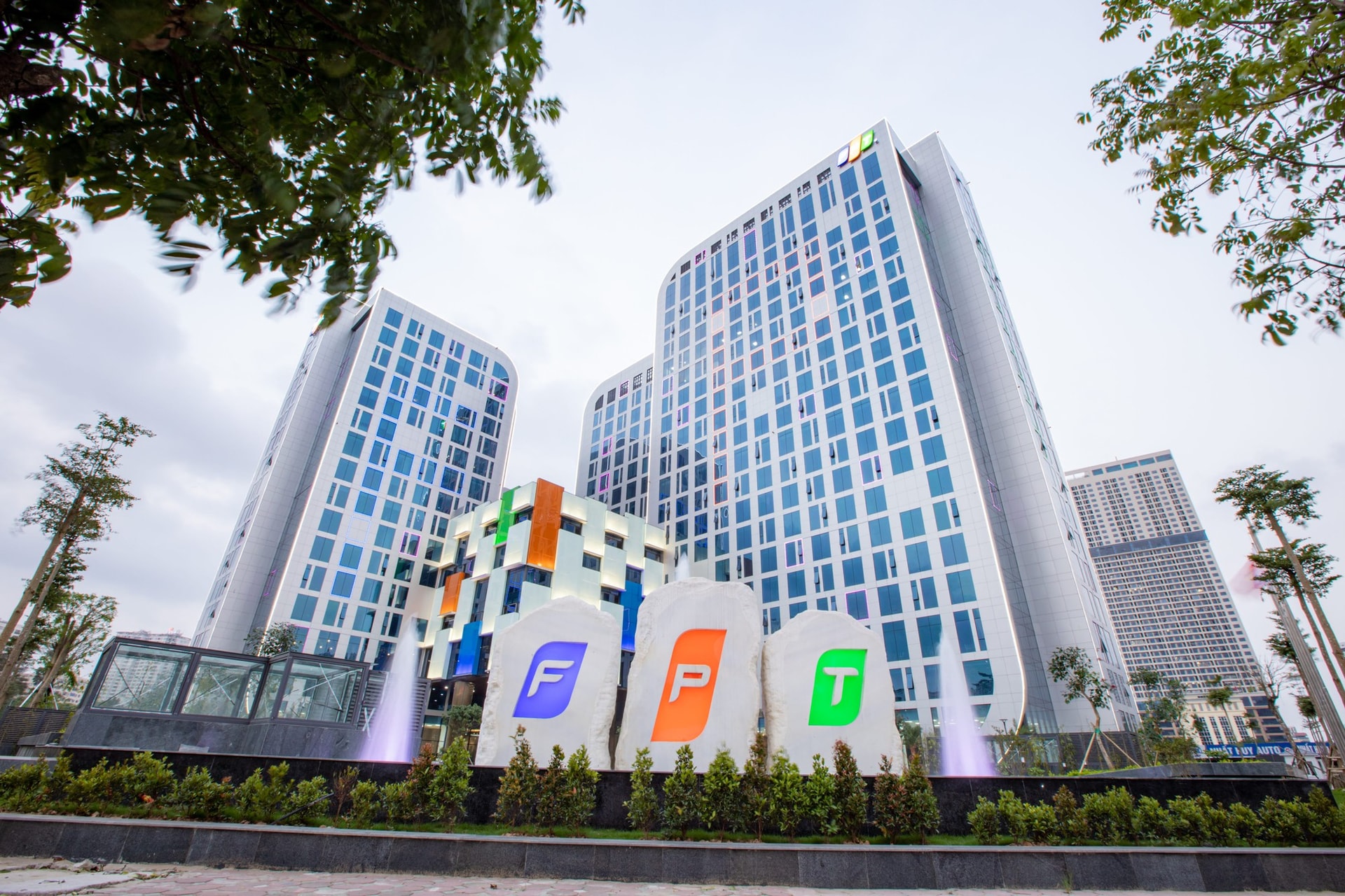 FPT ký hợp đồng kỷ lục 256 triệu USD: Hồ sơ dài 1.000 trang, gần 1,5 năm chờ kết quả, được Microsoft chúc mừng- Ảnh 2. FPT ký hợp đồng kỷ lục 256 triệu USD: Hồ sơ dài 1.000 trang, gần 1,5 năm chờ kết quả, được Microsoft chúc mừng- Ảnh 2.