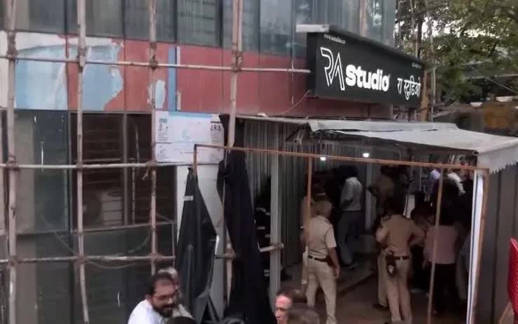 Cảnh sát Ấn độ tại hiện trường xảy ra vụ việc (Ảnh: ANI) Cảnh sát Ấn độ tại hiện trường xảy ra vụ việc (Ảnh: ANI)