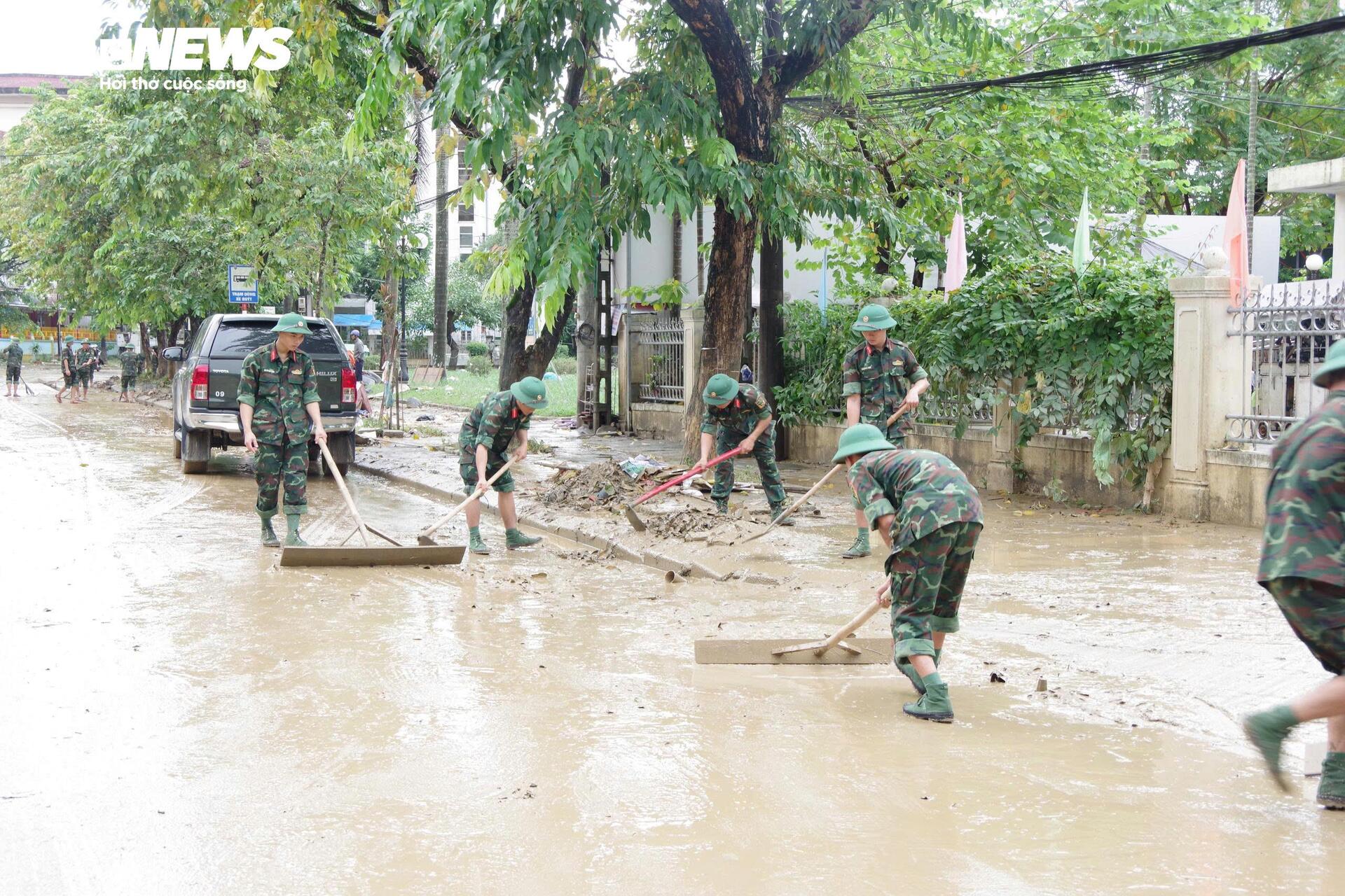 Hơn 8.000 người dọn 'núi bùn' bủa vây TP Huế sau trận 'đại hồng thuỷ'- Ảnh 8. Hơn 8.000 người dọn 'núi bùn' bủa vây TP Huế sau trận 'đại hồng thuỷ'- Ảnh 8.