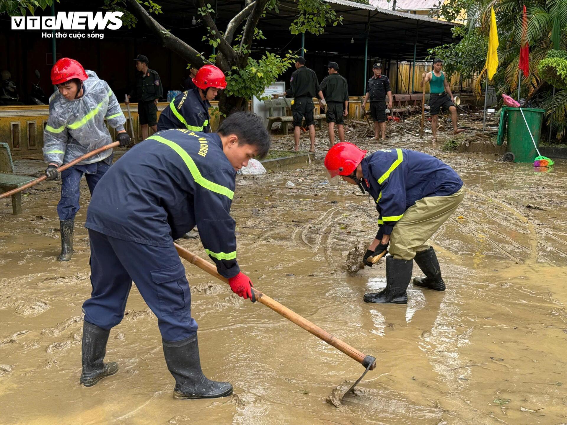 Hơn 8.000 người dọn 'núi bùn' bủa vây TP Huế sau trận 'đại hồng thuỷ'- Ảnh 6. Hơn 8.000 người dọn 'núi bùn' bủa vây TP Huế sau trận 'đại hồng thuỷ'- Ảnh 6.