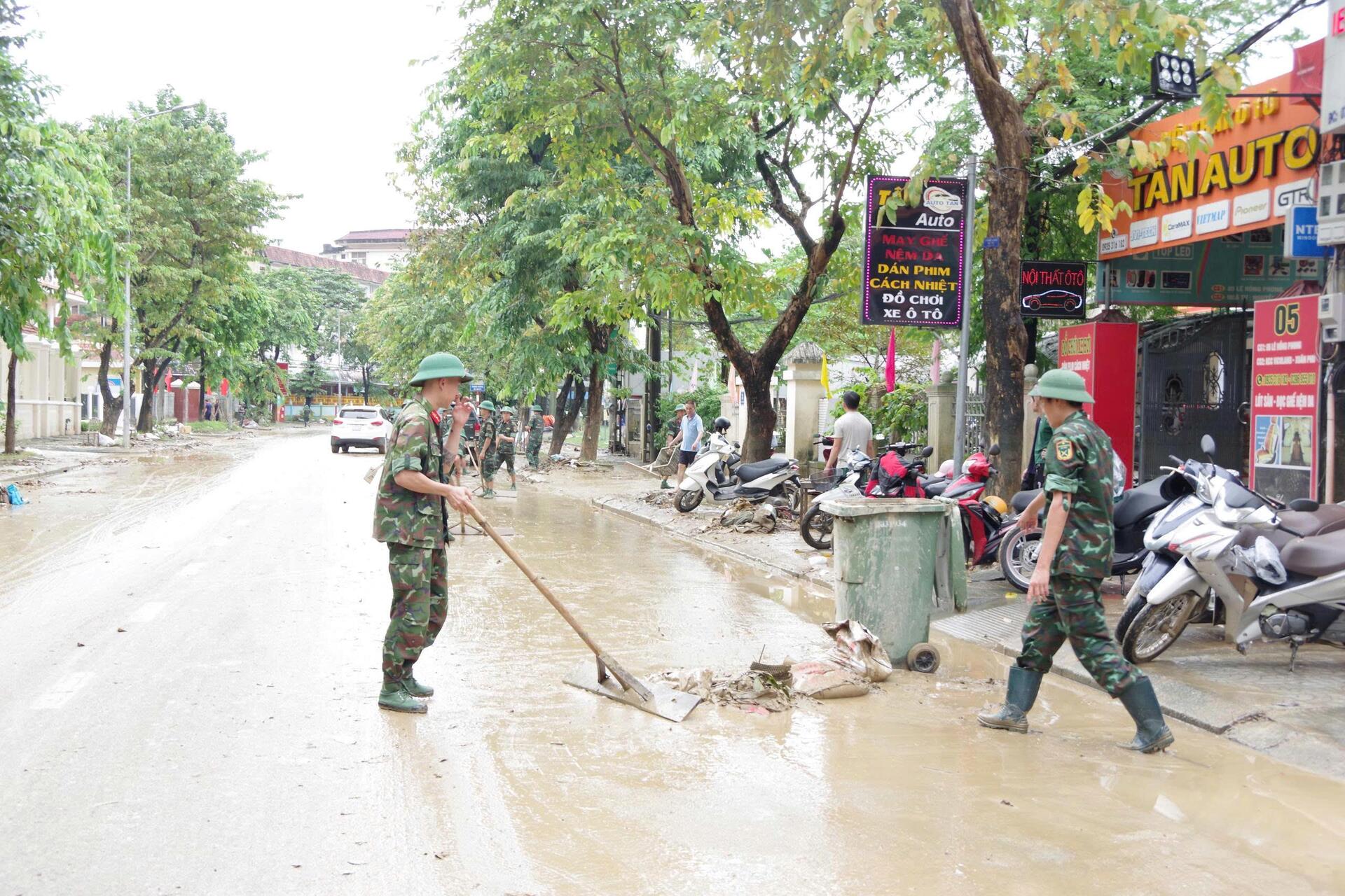 Hơn 8.000 người dọn 'núi bùn' bủa vây TP Huế sau trận 'đại hồng thuỷ'- Ảnh 9. Hơn 8.000 người dọn 'núi bùn' bủa vây TP Huế sau trận 'đại hồng thuỷ'- Ảnh 9.