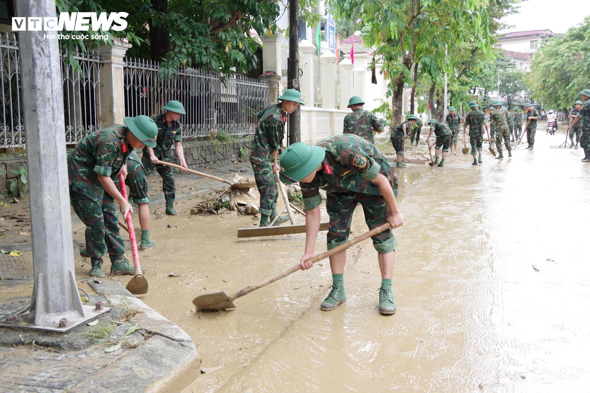 Hơn 8.000 người dọn 'núi bùn' bủa vây TP Huế sau trận 'đại hồng thuỷ'- Ảnh 10. Hơn 8.000 người dọn 'núi bùn' bủa vây TP Huế sau trận 'đại hồng thuỷ'- Ảnh 10.