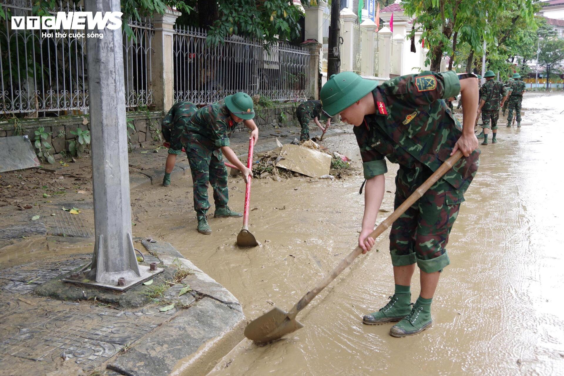 Hơn 8.000 người dọn 'núi bùn' bủa vây TP Huế sau trận 'đại hồng thuỷ'- Ảnh 12. Hơn 8.000 người dọn 'núi bùn' bủa vây TP Huế sau trận 'đại hồng thuỷ'- Ảnh 12.