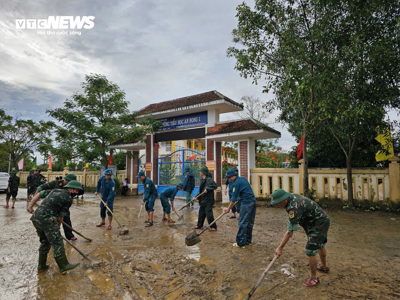 Hơn 8.000 người dọn 'núi bùn' bủa vây TP Huế sau trận 'đại hồng thuỷ'- Ảnh 11. Hơn 8.000 người dọn 'núi bùn' bủa vây TP Huế sau trận 'đại hồng thuỷ'- Ảnh 11.