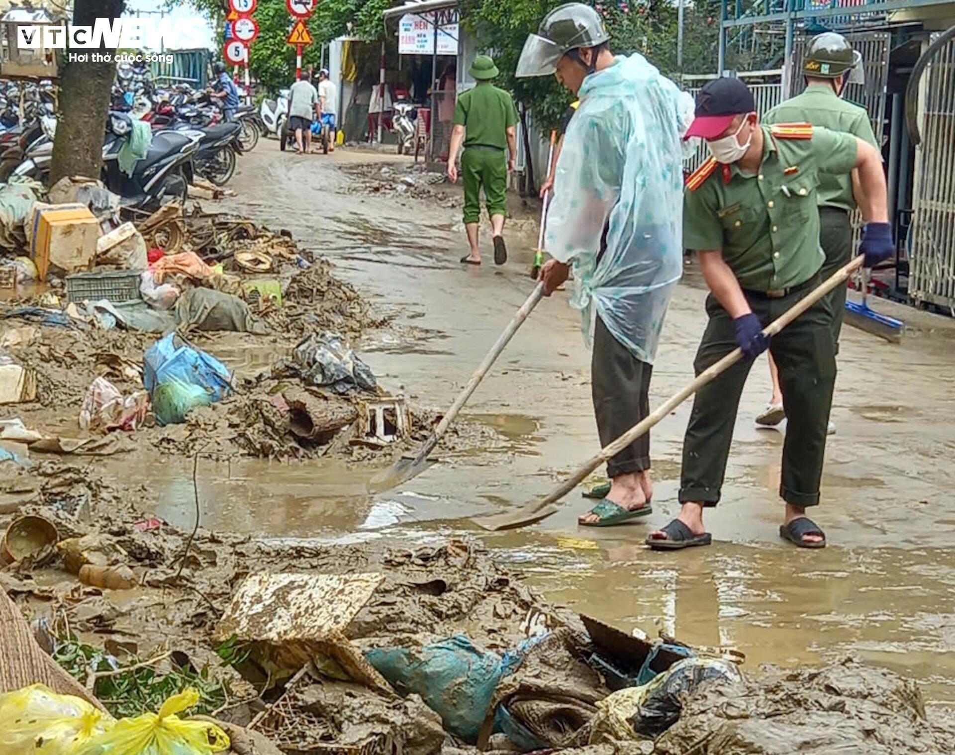 Hơn 8.000 người dọn 'núi bùn' bủa vây TP Huế sau trận 'đại hồng thuỷ'- Ảnh 4. Hơn 8.000 người dọn 'núi bùn' bủa vây TP Huế sau trận 'đại hồng thuỷ'- Ảnh 4.