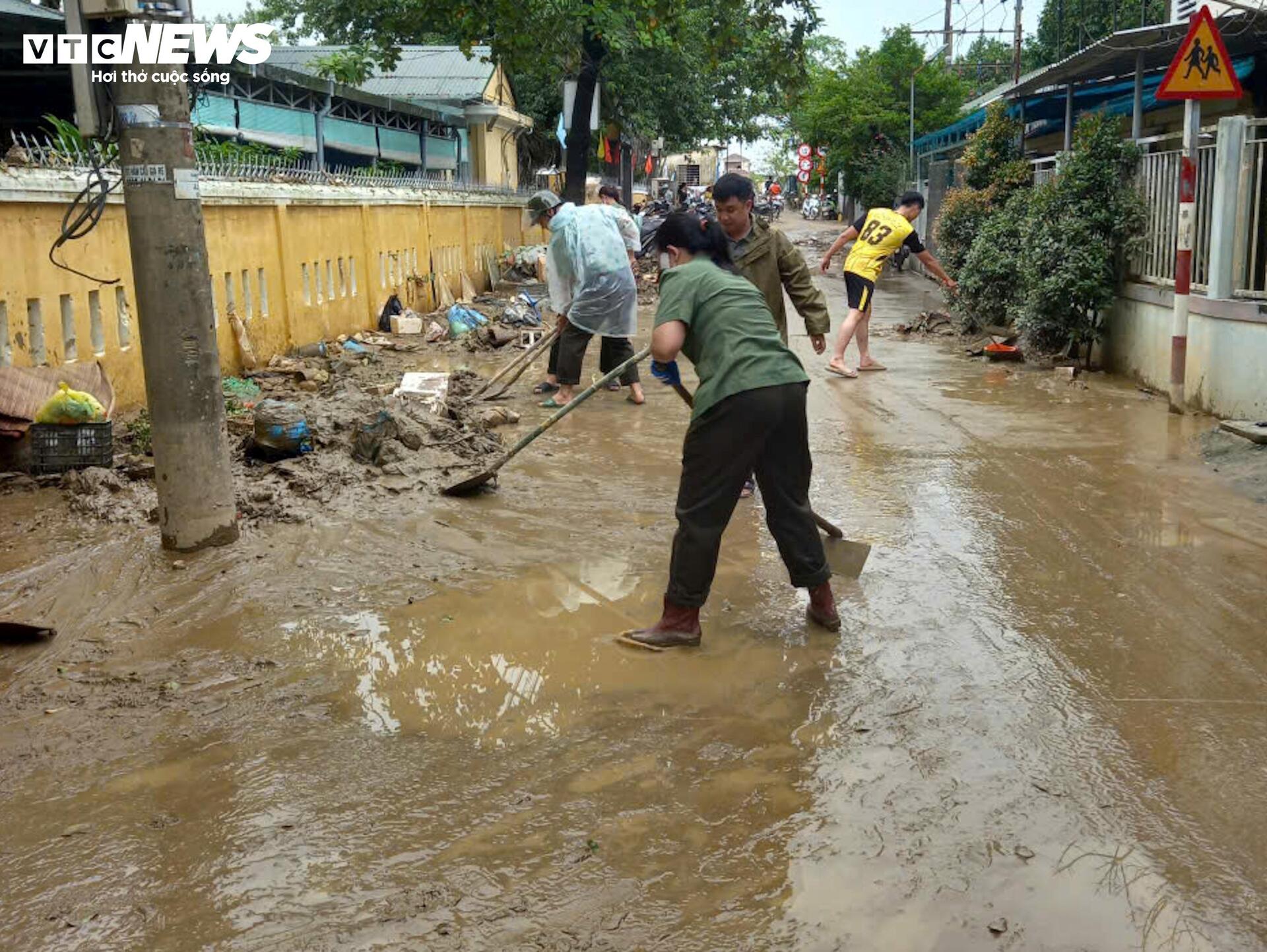 Hơn 8.000 người dọn 'núi bùn' bủa vây TP Huế sau trận 'đại hồng thuỷ'- Ảnh 3. Hơn 8.000 người dọn 'núi bùn' bủa vây TP Huế sau trận 'đại hồng thuỷ'- Ảnh 3.