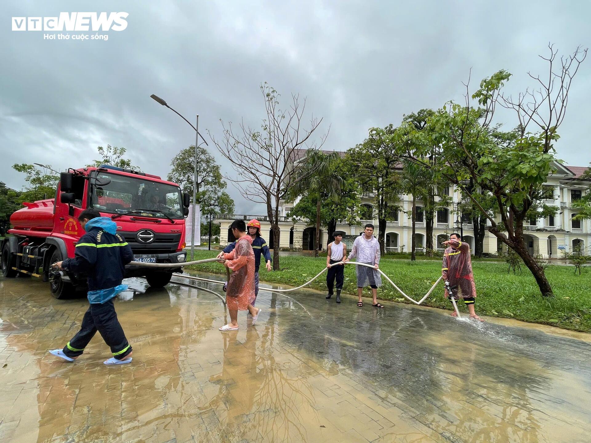 Hơn 8.000 người dọn 'núi bùn' bủa vây TP Huế sau trận 'đại hồng thuỷ'- Ảnh 5. Hơn 8.000 người dọn 'núi bùn' bủa vây TP Huế sau trận 'đại hồng thuỷ'- Ảnh 5.