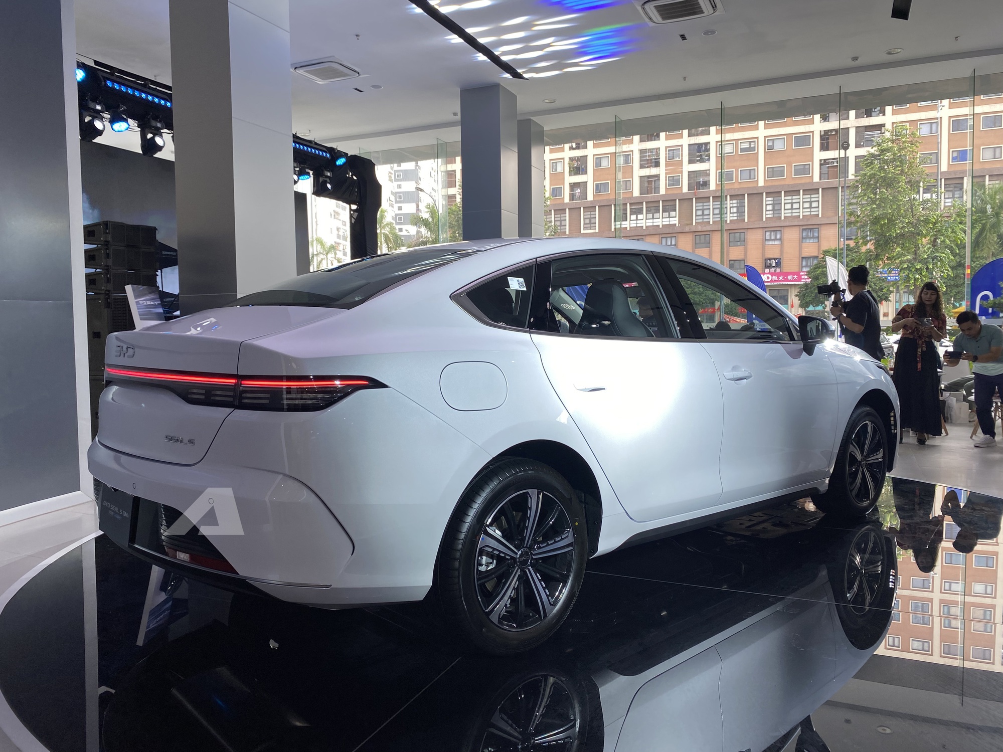 8 xe ra mắt Việt Nam tháng 10/2025: Rẻ nhất 520 triệu đồng, đắt nhất hơn 13 tỷ đồng, từ sedan đến SUV, đủ động cơ xăng điện và hybrid- Ảnh 12. 8 xe ra mắt Việt Nam tháng 10/2025: Rẻ nhất 520 triệu đồng, đắt nhất hơn 13 tỷ đồng, từ sedan đến SUV, đủ động cơ xăng điện và hybrid- Ảnh 12.