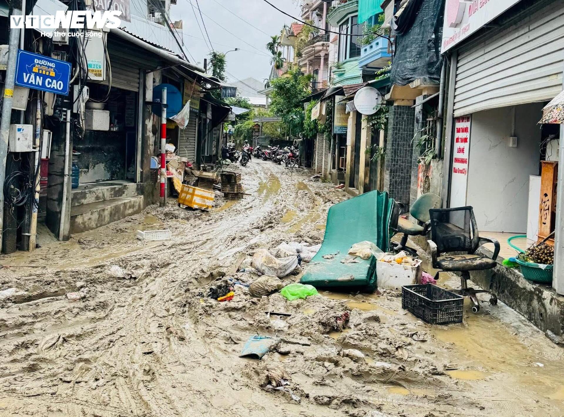 Hơn 8.000 người dọn 'núi bùn' bủa vây TP Huế sau trận 'đại hồng thuỷ'- Ảnh 2. Hơn 8.000 người dọn 'núi bùn' bủa vây TP Huế sau trận 'đại hồng thuỷ'- Ảnh 2.