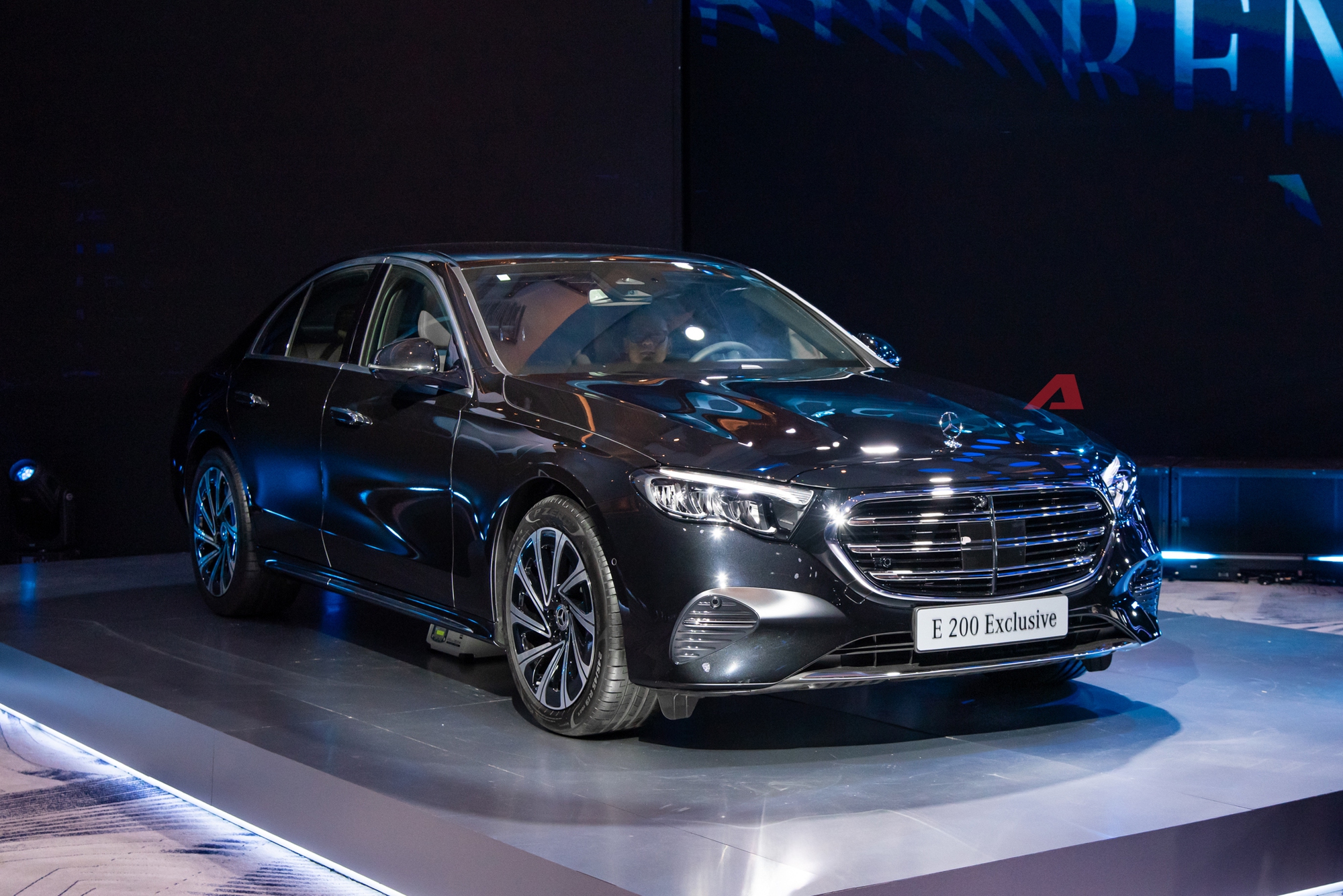 8 xe ra mắt Việt Nam tháng 10/2025: Rẻ nhất 520 triệu đồng, đắt nhất hơn 13 tỷ đồng, từ sedan đến SUV, đủ động cơ xăng điện và hybrid- Ảnh 2. 8 xe ra mắt Việt Nam tháng 10/2025: Rẻ nhất 520 triệu đồng, đắt nhất hơn 13 tỷ đồng, từ sedan đến SUV, đủ động cơ xăng điện và hybrid- Ảnh 2.